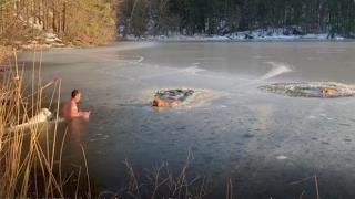 Мъж спасява две кучета в заледено езеро (видео)