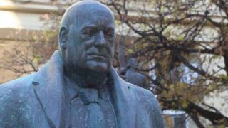 Веднага се появиха желаещи да купят паметника на Борисов (видео)