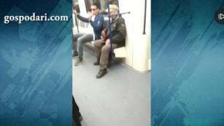 Възрастен човек озвучава столичното метро със сръбска музика (видео)