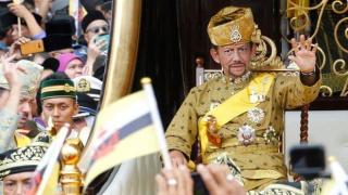 Султанът на Бруней наказва хомосексуализма с убиване с камъни