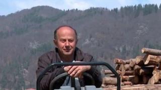 Вижте кмета, който сам запълва дупките в селото