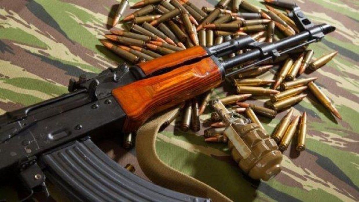 Курсантка от военния университет в Търново се е простреляла с автомат Калашников