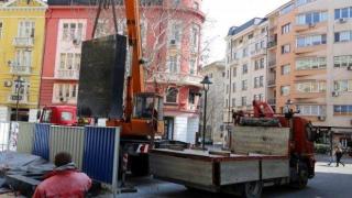 Демонтират Водната стена на площад „Гарибалди“ (СНИМКИ)