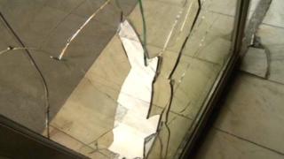 Разгневен мъж вилня с метална тръба в община Русе