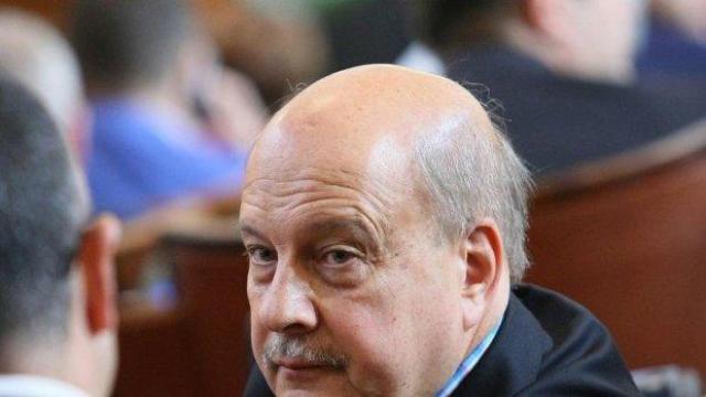 Марков с нецензурна защита на Добрев в НС: Депутатите явно трябва да живеят в колиби