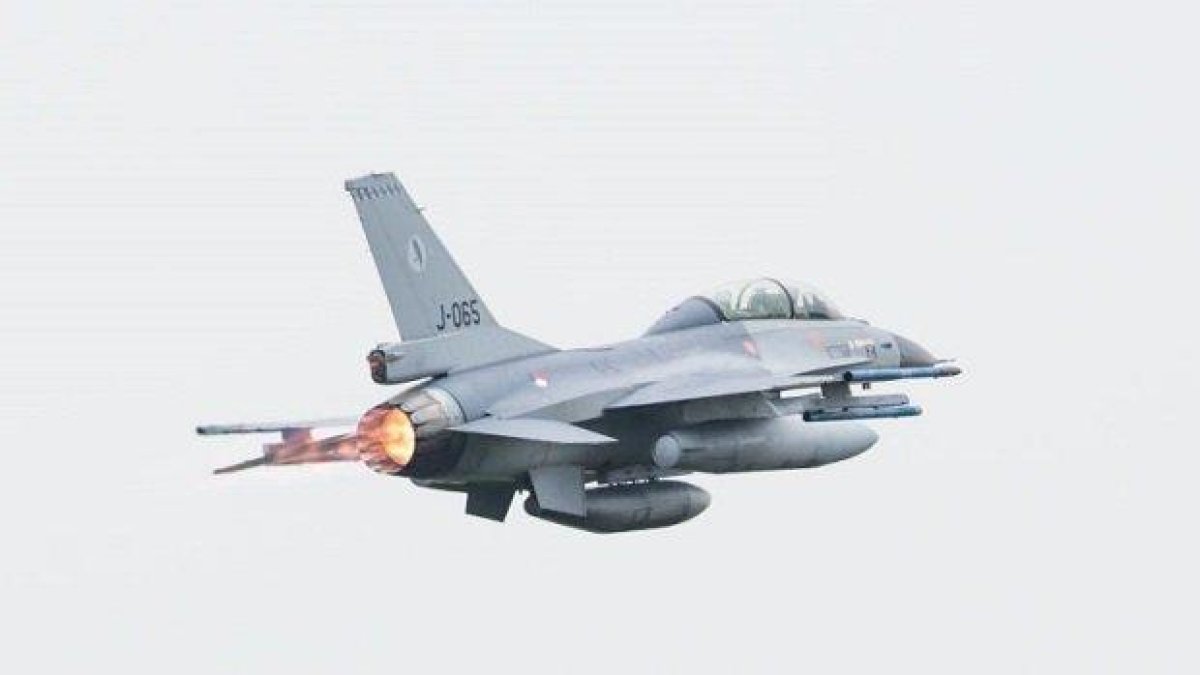 Холандски F-16 уцелва сам себе си по време на военни учения