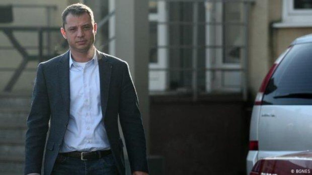 Не, не се опитвам да защитя Делян Добрев. Друго казвам.