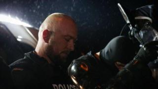 Напрежението в Габрово: Задържаха 7 души с боксове и палки, жандармеристи свалиха каските