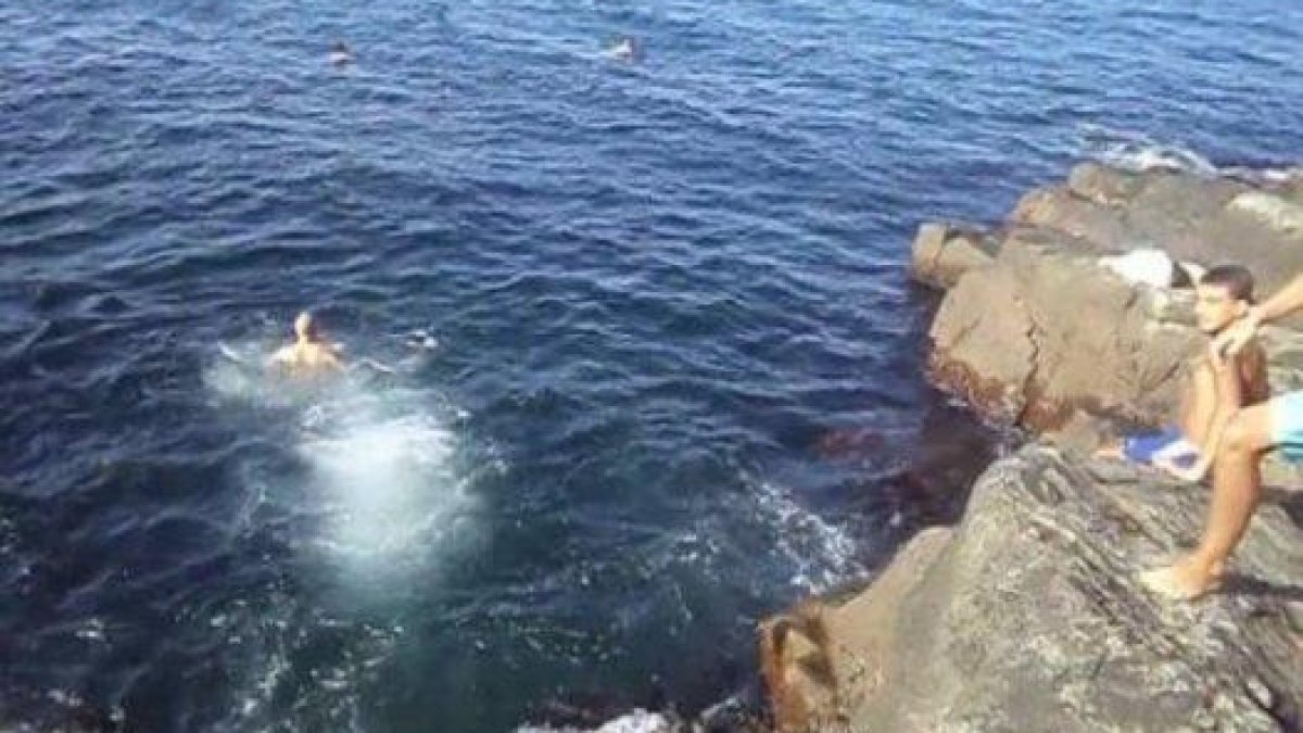 Живописните скали край Черноморец са засипани с камъни и пръст