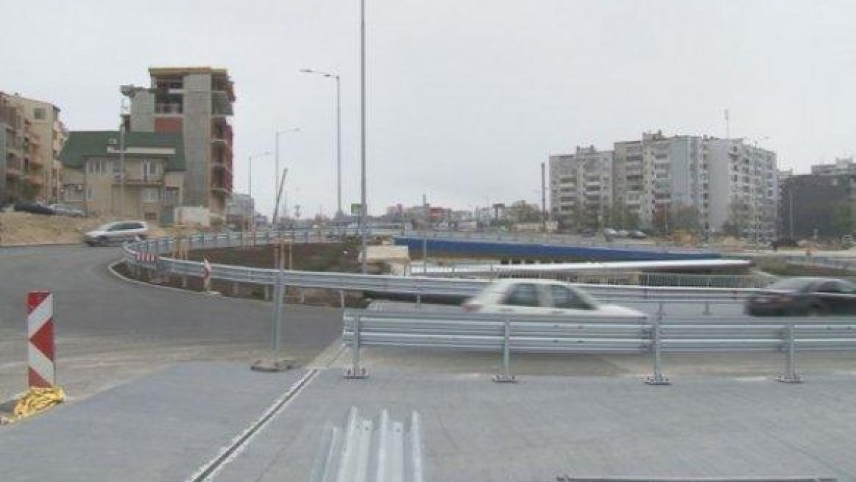 Опасно: Кръгово под наклон разгневи шофьорите във Варна
