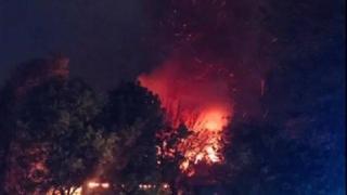 Клошар загина при голям пожар на къща в Русе (видео)