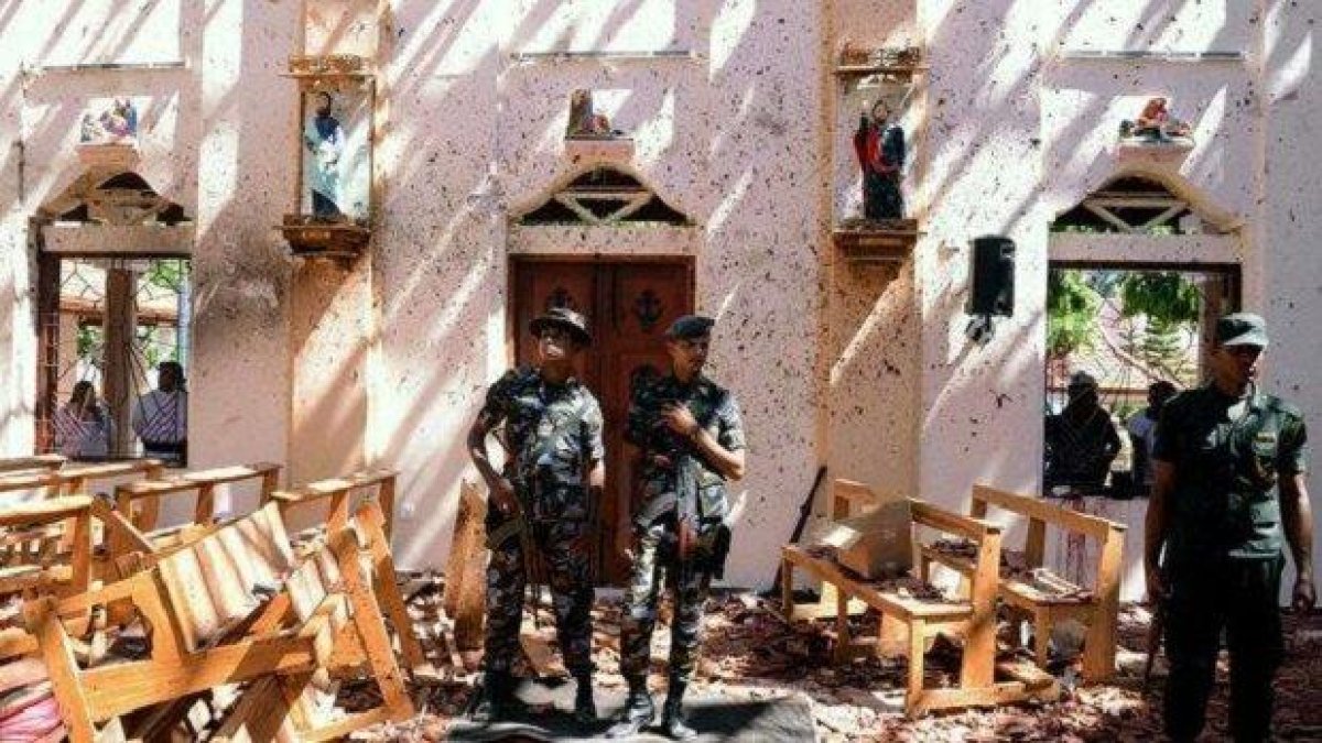 Властите в Шри Ланка обявиха: взривовете са дело на атентатори-самоубийци, един от тях е стоял на опашка за закуски