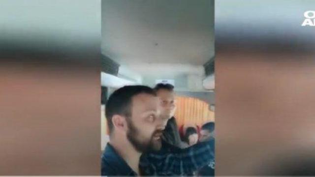 Великденски неволи: Да си 3 часа прав в малък автобус (видео)