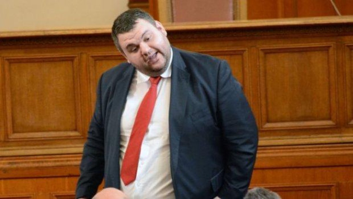 Внесоха сигнал в ЦИК срещу еврокандидатурата на Пеевски