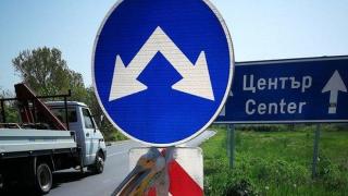 Мъртъв пеликан беше вързан на пътен знак край Раднево (снимки)