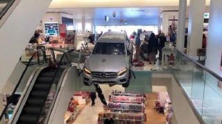 Пенсионер се вряза с Мерцедес в търговски център в Хамбург (снимки)