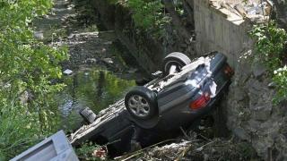 Автомобил се обърна в дере на Симеоновско шосе в София (видео и снимки)