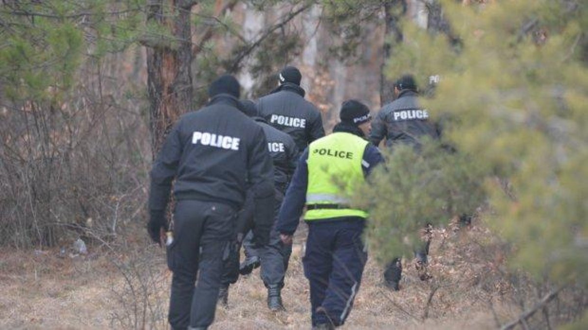 Заловиха 26 нелегални мигранти до Горна Оряховица, заедно с каналджиите им българи