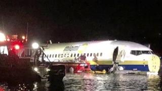 Нов инцидент с Боинг 737: самолет със 143 души на борда падна в река във Флорида при приземяване (видео)