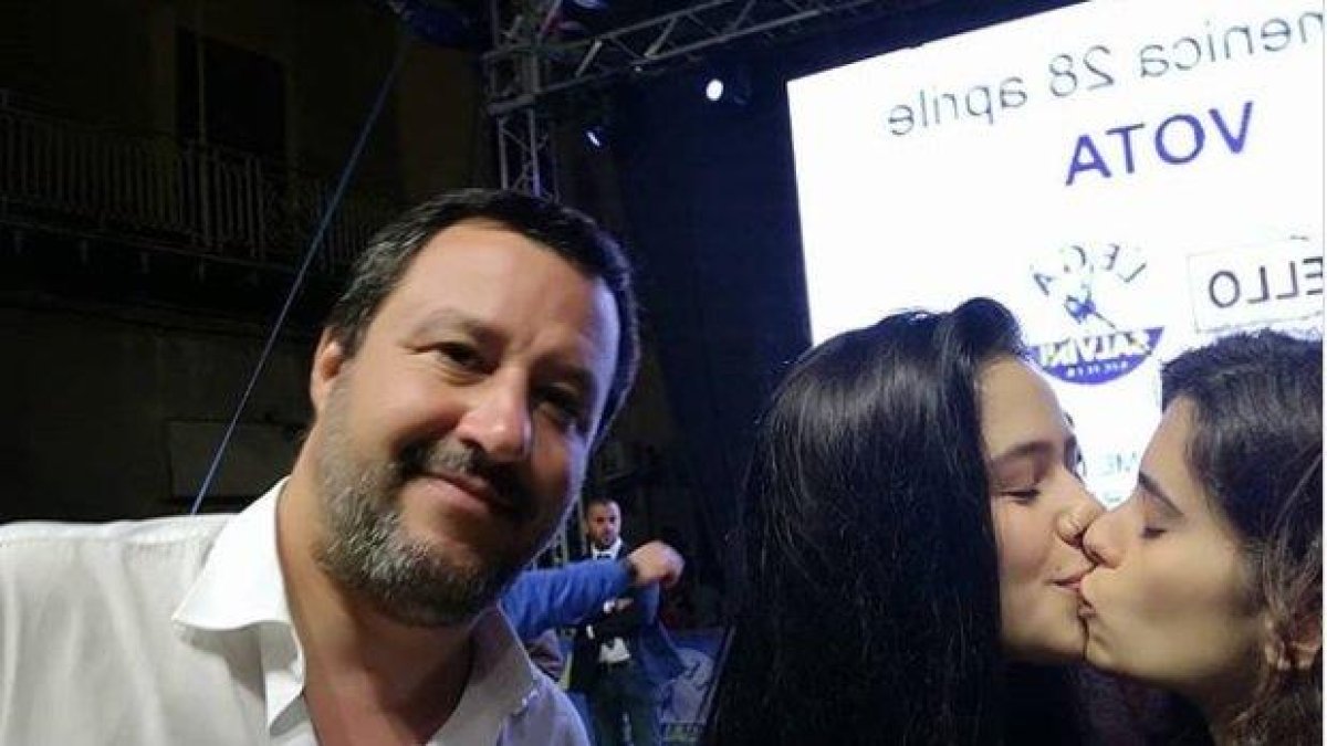 Две жени направиха фотобомба на вицепремиера на Италия Матео Салвини, като се целунаха в кадър с него