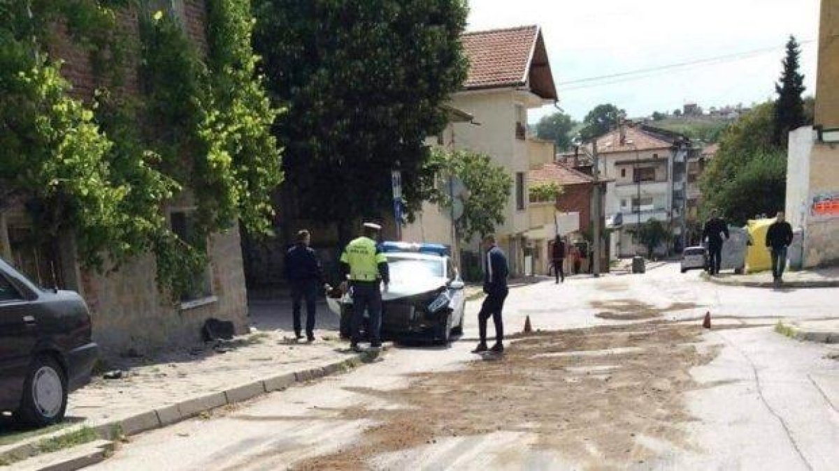 Мерцедес отнесе патрулка и рани двама полицаи в Сандански