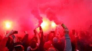 Вижте уникалната атмосфера на "Анфийлд" след последния съдийски сигнал (видео+субтитри)