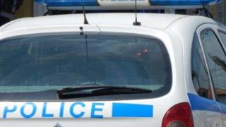 Въоръжен с брадва открадна джипа на горски и го гони с него по улицата