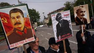 Портрети на Сталин и знамена със сърп и чук на шествие в София (снимки)