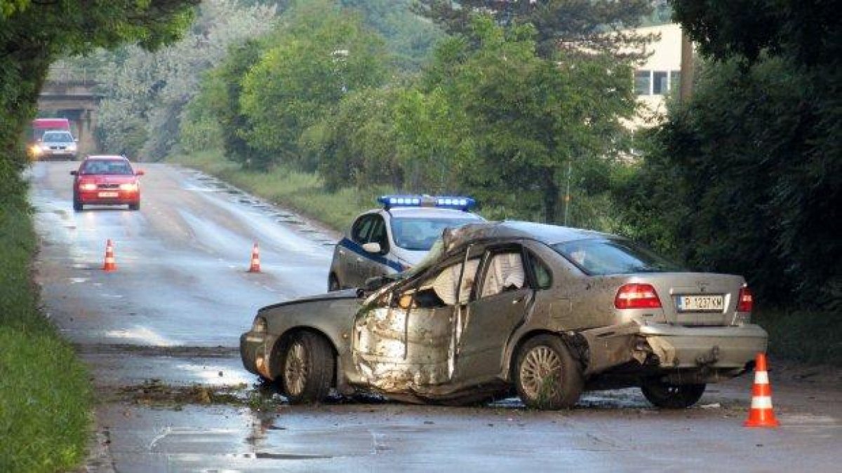 Двама души са тежко ранени след удар на кола в дърво (снимки)