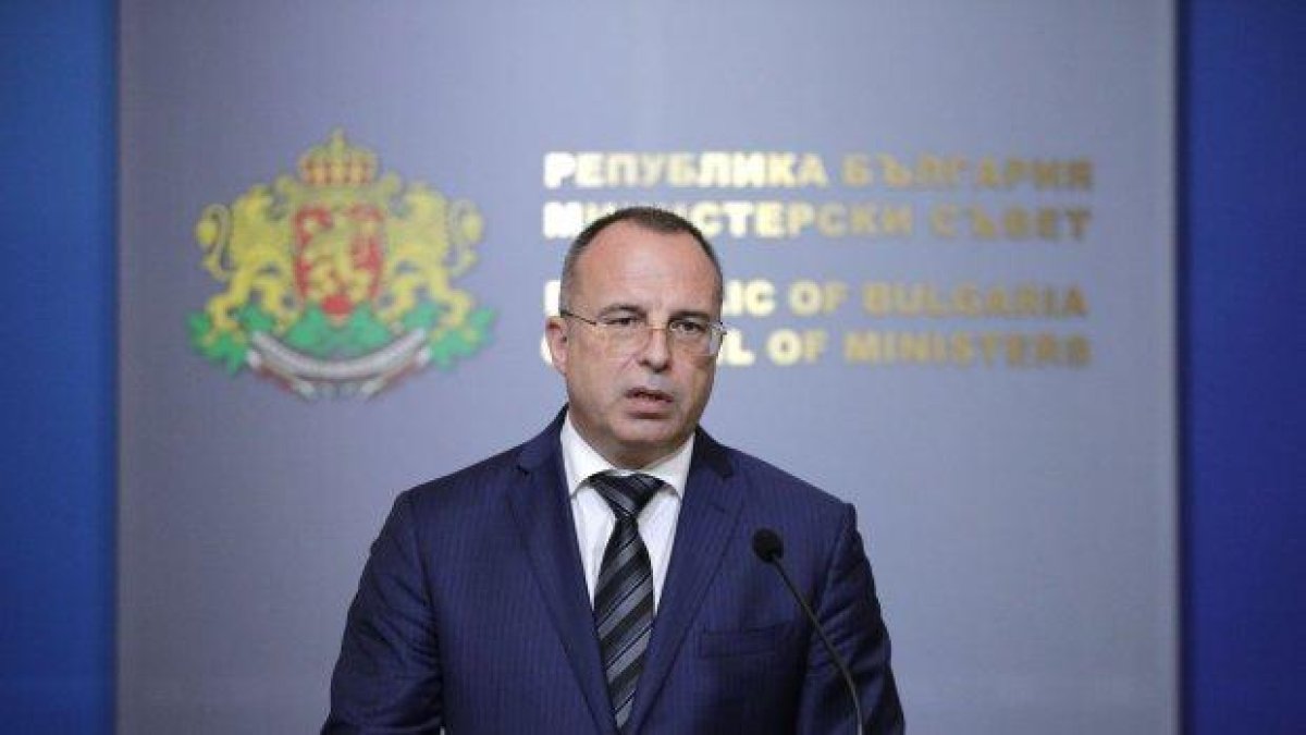 Министър Порожанов иска КПКОНПИ да публикува цялата му декларация