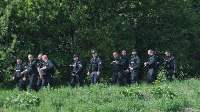 Открити са скривалище и ловна пушка, с която вероятно е извършено едно от убийствата в Костенец