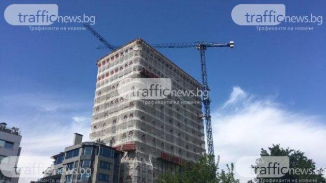 Движение по небостъргача "Златен век", работници започнаха да свалят строителни материали