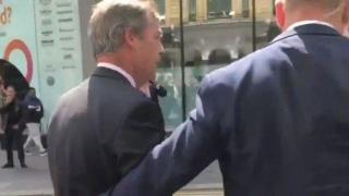 Заляха британския политик Найджъл Фараж с млечен шейк (видео и снимки)