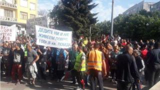 Роми протестираха в Бургас заради спряна вода: "Вижте ни колко сме мръсни!"  (видео и снимки)