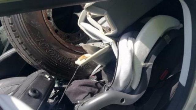 Шофьор оцеля по чудо след като гума на камион изхвърча и се удари в колата му (видео)