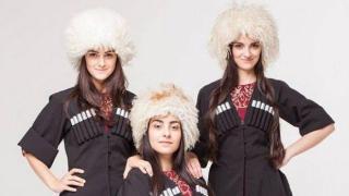 Вайръл триото от Грузия „Мандили“ с нови песни (видео)