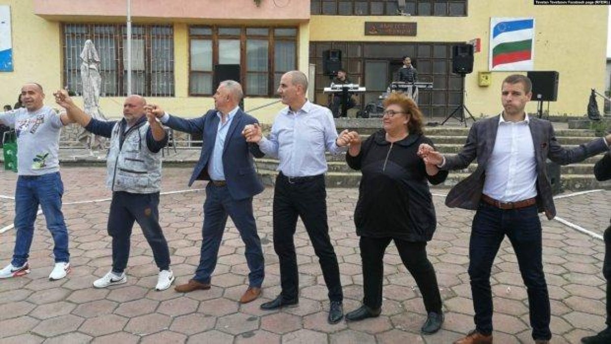 "Човече, не мога". Джендъри, носии, ракия и още екзотика от предизборната кампания