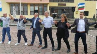 "Човече, не мога". Джендъри, носии, ракия и още екзотика от предизборната кампания