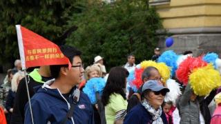 Китайски туристи се включиха в празничното шествие в София (снимки)