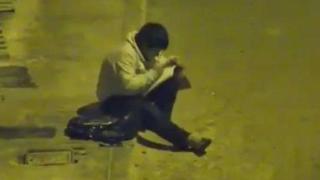 Момче, което пише домашните си под улична лампа, трогна милионер (видео и снимки)