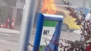 Автомобил се запали на бензиностанция в София (видео и снимки)