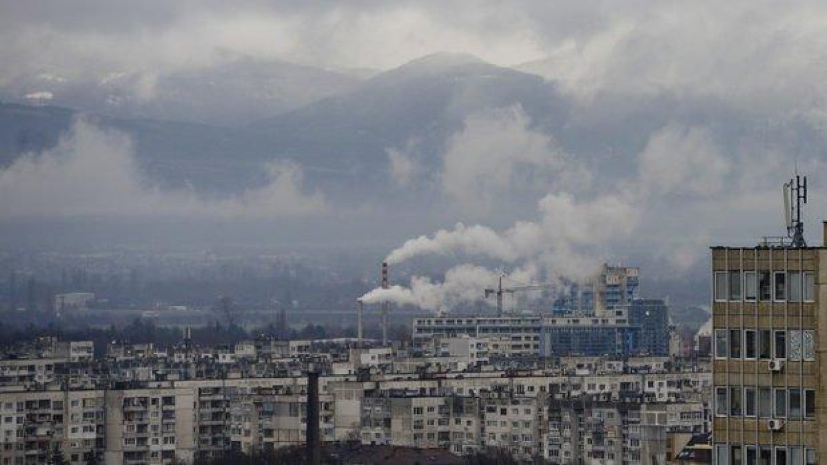 Мръсният въздух съкращава живота повече от цигарите и алкохола, твърди пулмолог