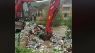 Сърби шашнаха с абсурден начин за почистване на придошла река (видео)