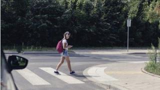 Нова опасна игра - деца изскачат пред коли и правят смешни физиономии