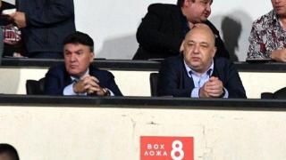 Боби Михайлов се изнизва тайно от стадиона след позора с Косово (видео)