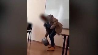 Пак агресия в училище: Учителка замеря ученик с кошче за боклук (видео)