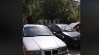 Градинката на "Седмочисленици" превърната в паркинг от сватбари (видео и снимки)