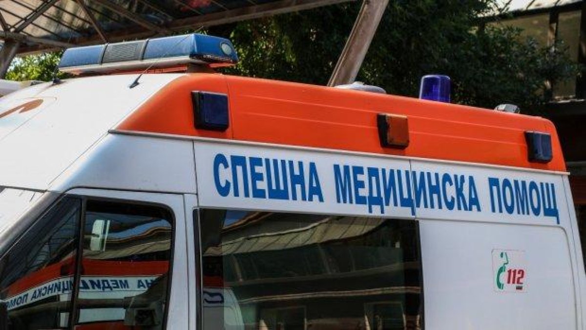 Парапет на ЖП-надлез се откърти и прати две деца в болница