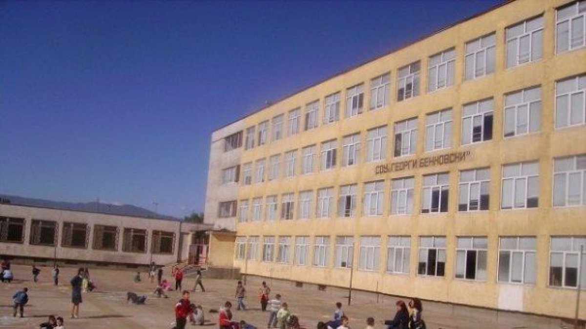 Метална врата затисна 5-годишно дете на спортна площадка в Пазарджик
