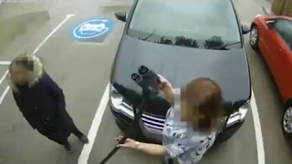 Жена опита да напомпа гумата на колата си със зарядно за електрически автомобили (ВИДЕО)